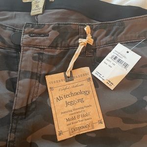NEW camo jeggings